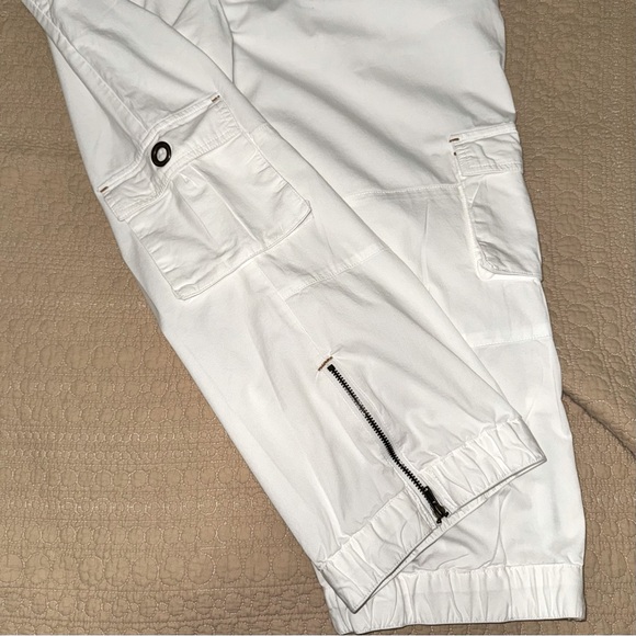 2b Bebe Grommet & Zip Accent White Cargo Capris, Sz 12 - Picture 8 of 12